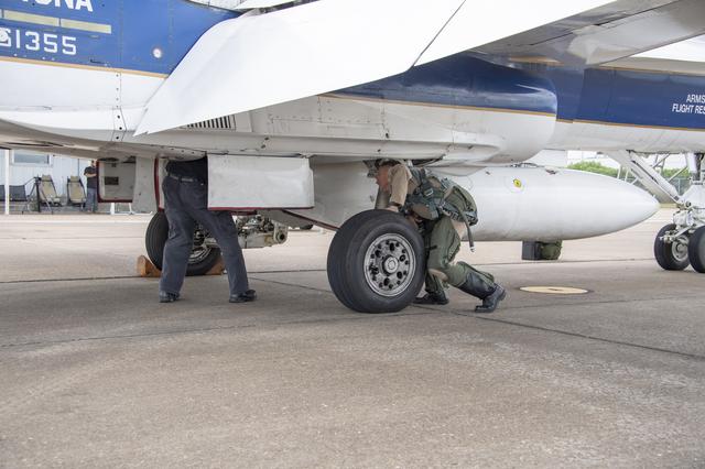 NASA image: NASA F/A-18 Prepares for Supersonic Research Flight