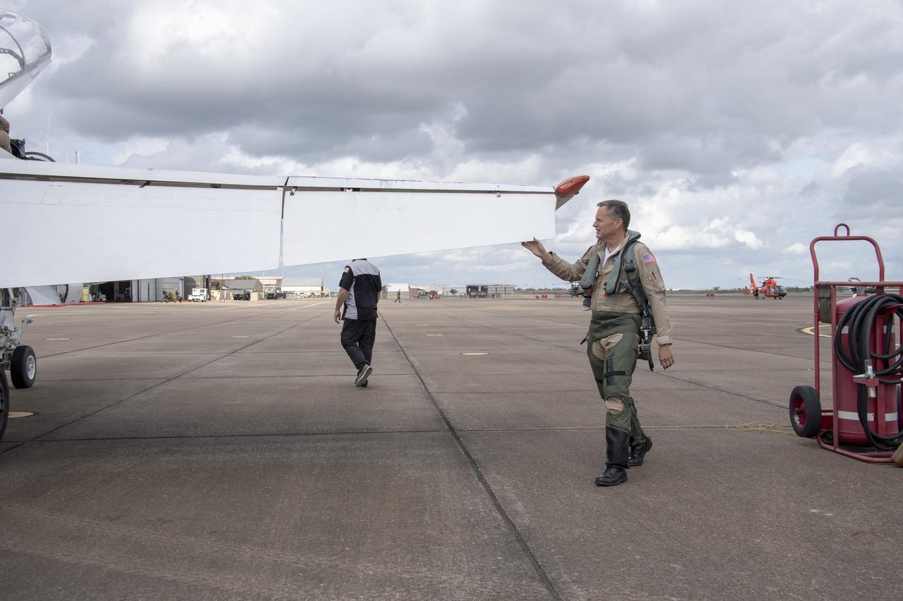 NASA test pilot Wayne “Ringo” Ringelberg and photographer Carla Thomas prepare to take off for a supersonic research flight in support of the QSF18 campaign off the coast of Texas. NASA photographers and videographers take part in operations to support mission documentation.