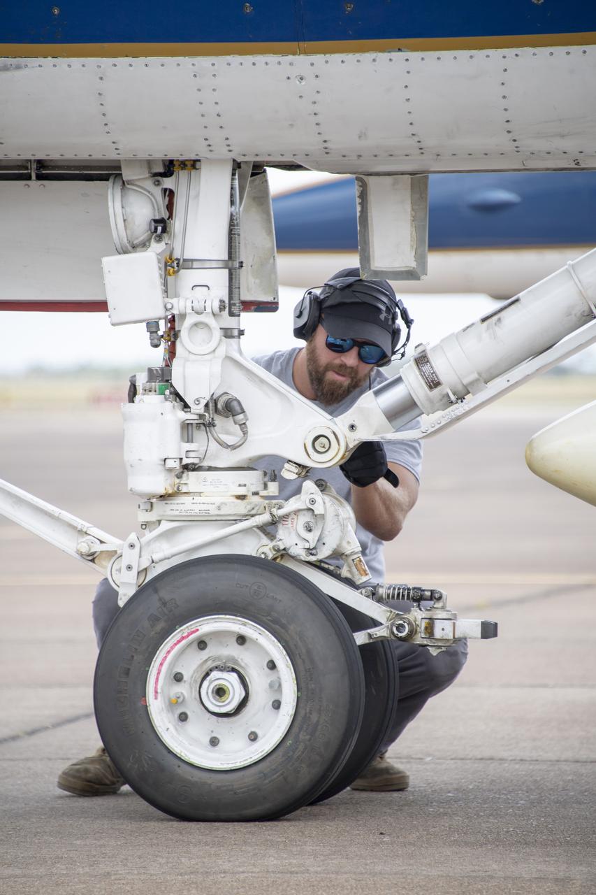 NASA ground and maintenance crews prepare the F/A-18 research aircraft for a supersonic research flight off the coast of Galveston, Texas in support of the QSF18 flight campaign. These crews are vital to making sure the aircraft is ready to operate safely and efficiently for NASA’s research.