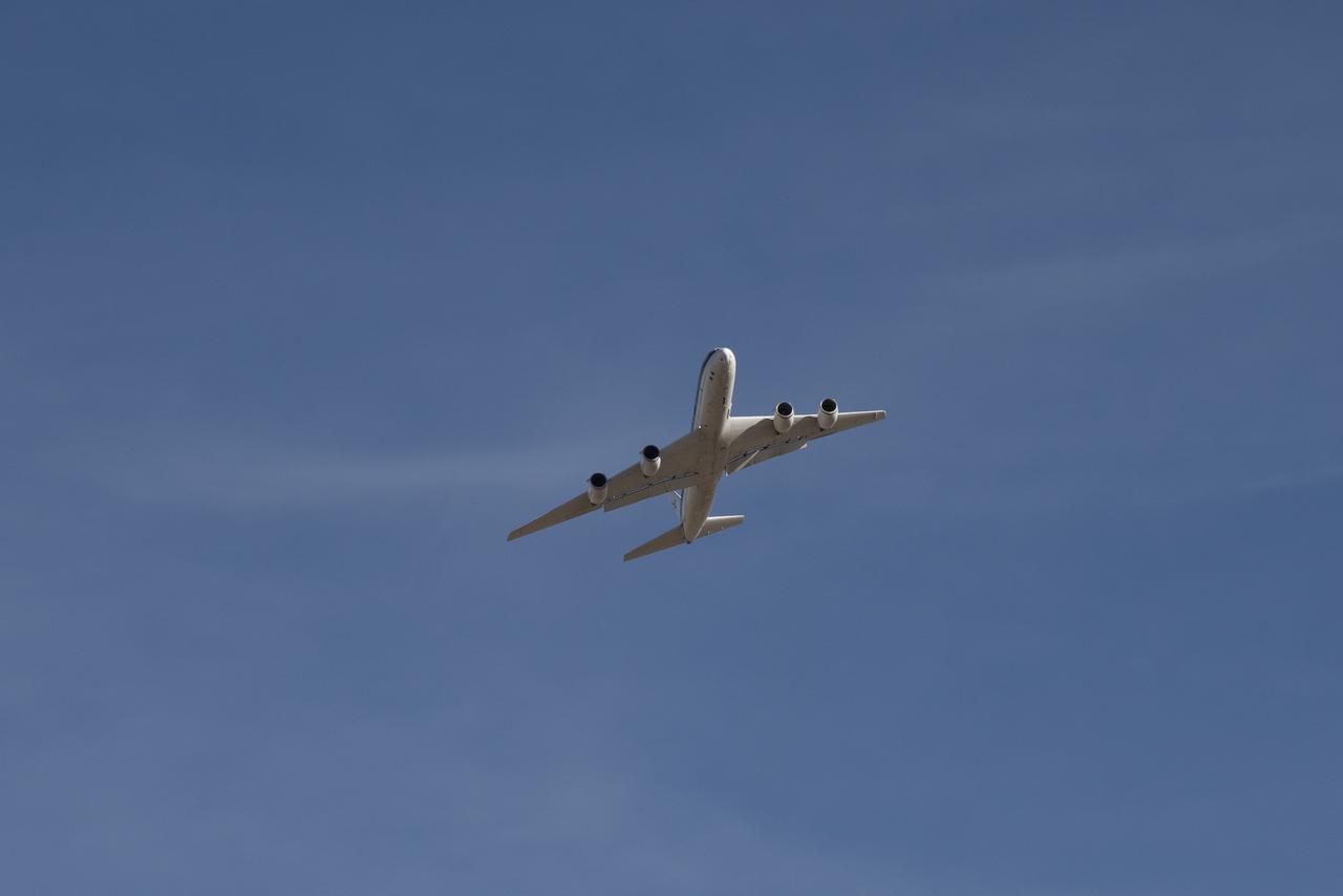 DC-8 lifts off from Air Force Plant 42 in Palmdale, Calif.