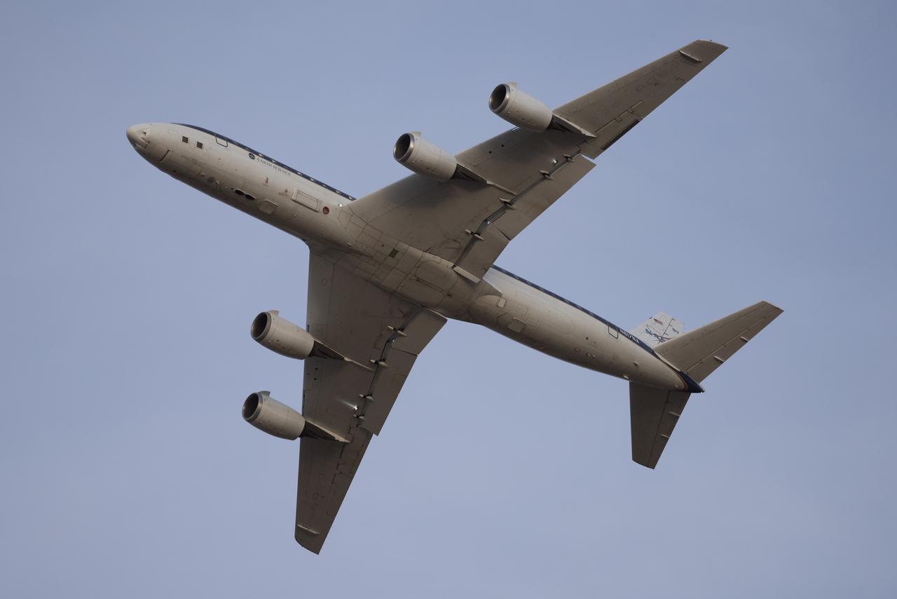 DC-8 lifts off from Air Force Plant 42 in Palmdale, Calif.