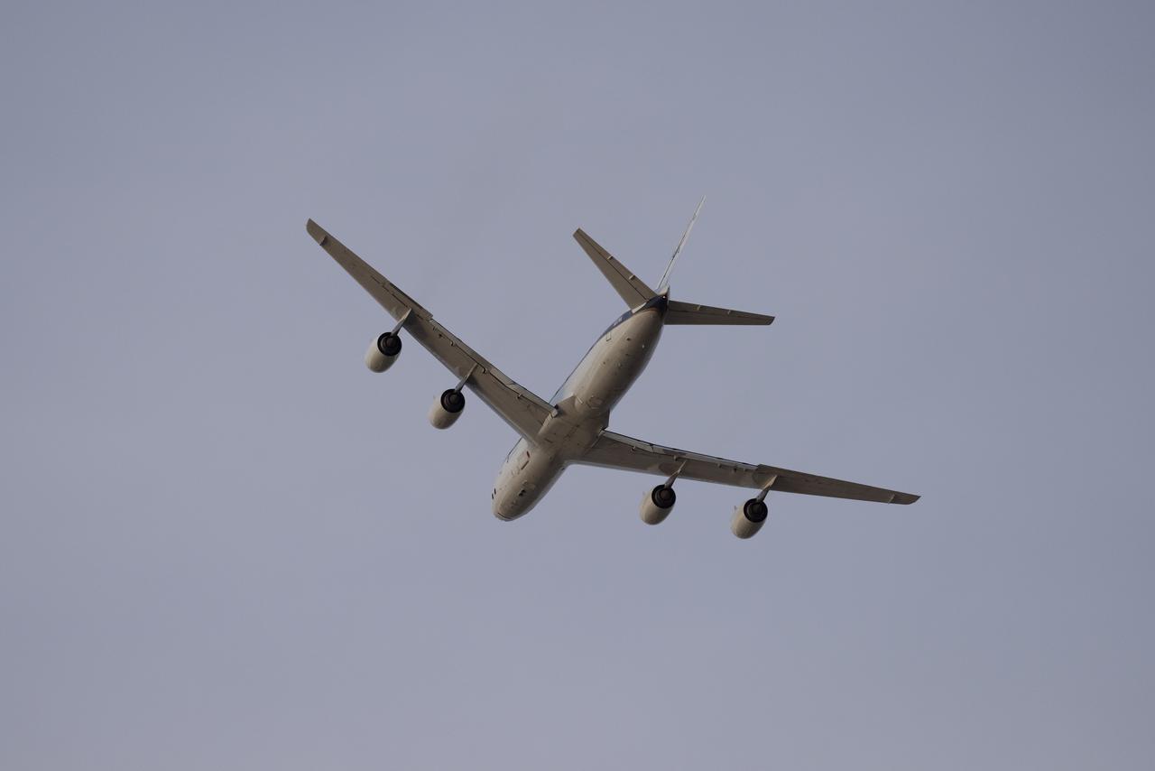 DC-8 lifts off from Air Force Plant 42 in Palmdale, Calif.