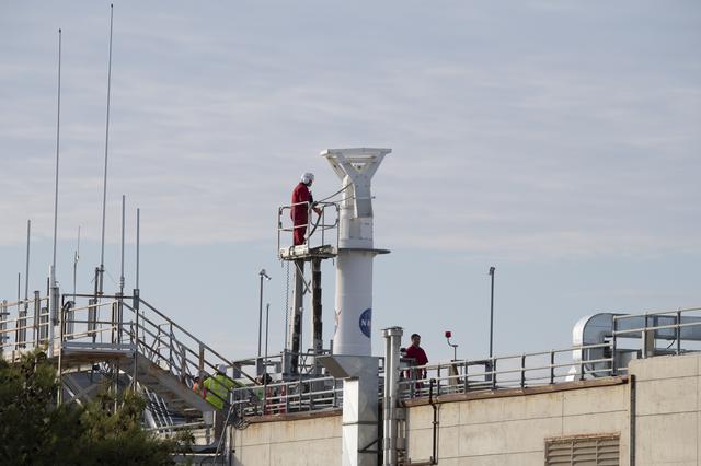 NASA image: Helicopter Removes Historic Rooftop Pedestal