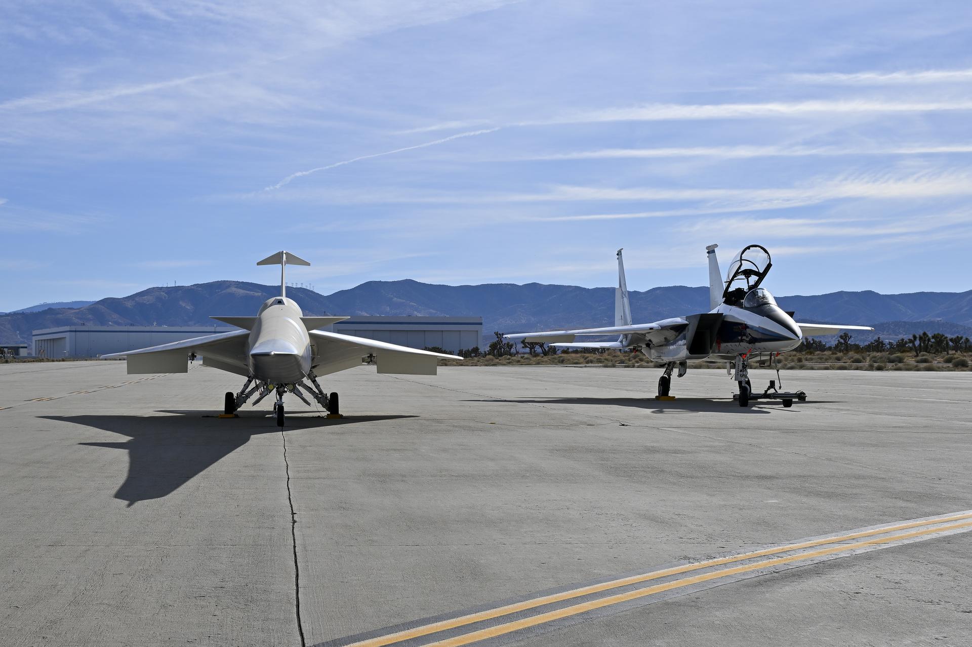 Fotomural NASA’s F-15D research aircraft is positioned adjacent to the X-59 during electromagnetic compatibility testing at U.S. Air Force Plant 42 in Palmdale, California. Researchers activated the F-15D’s radar, C-band transponder, and radios at different dist