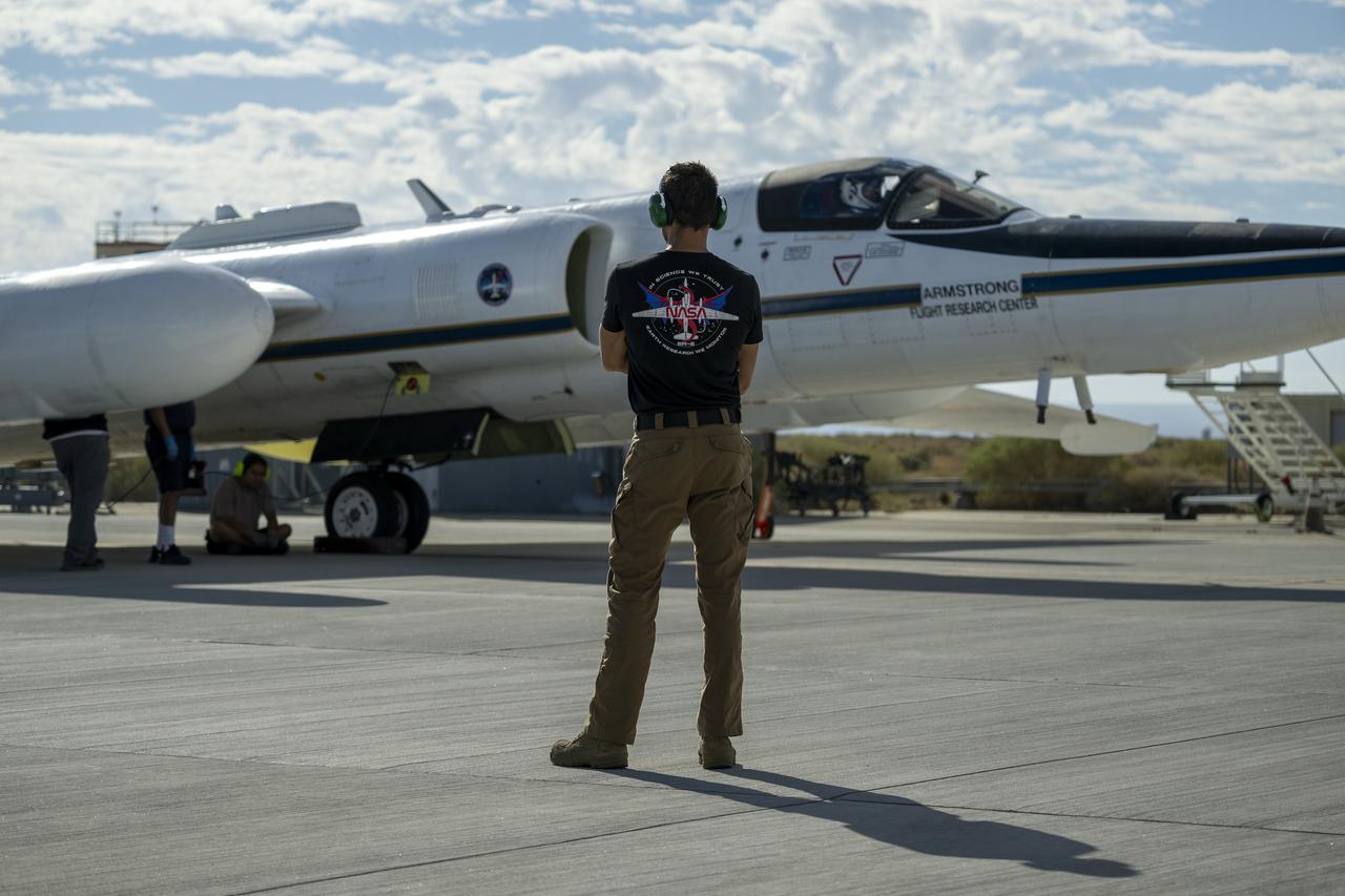 Crew members prepare NASA Armstrong Flight Research Center’s ER-2 aircraft for flight at Edwards, California, on Tuesday, Sept. 23, 2025, in support of the Geological Earth Mapping Experiment (GEMx). The high-altitude science aircraft operates between 20,000 and 70,000 feet. For this mission, pilots flew at approximately 65,000 feet, requiring them to wear specially designed pressure suits.