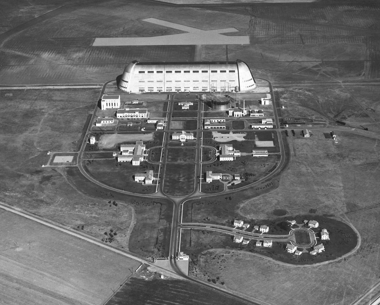 Naval Air Station Synnyvale, Mt View, Ca (aerial)