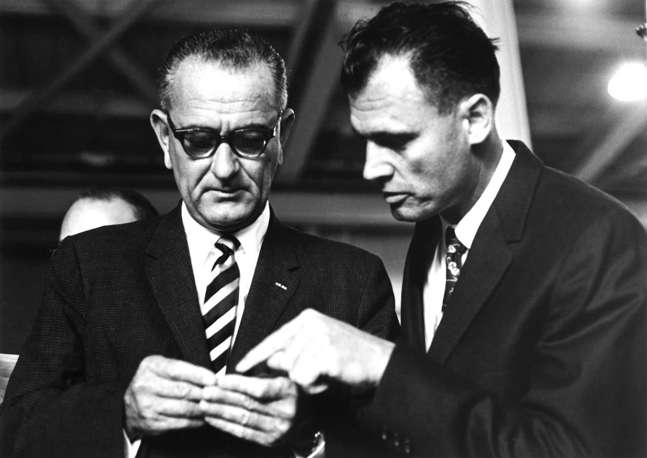 Vice President Lyndon Johnson (L) discusses tektites with Dr. Dean Chapman, Ames (R) during a tour of NASA Ames Research Center, Moffett Field, Calif.