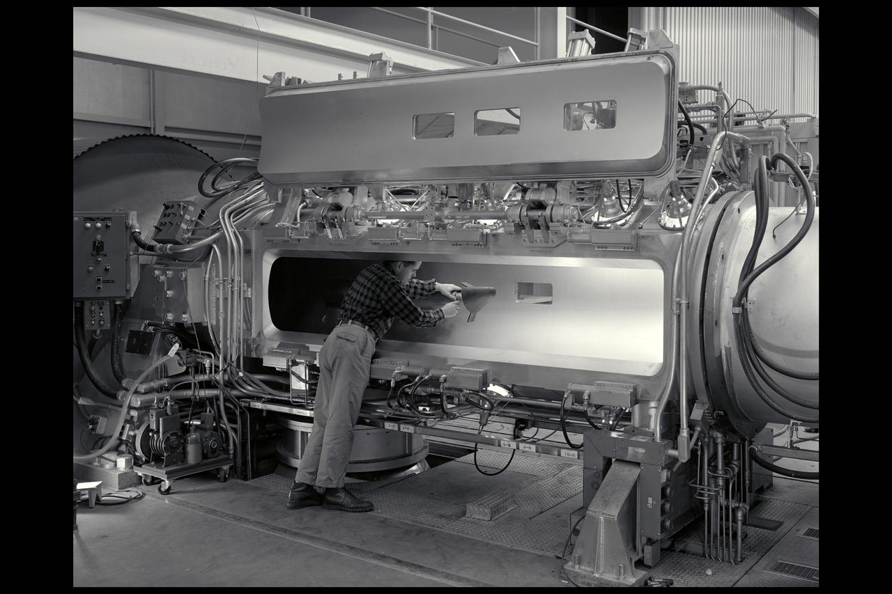 M-1 model of reentry body  in 3.5ft Hypersonic Wind Tunnel throat