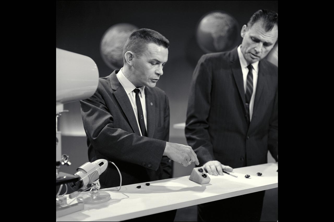 (L) Howard Larson (R) Dr Dean Chapman discuss tektite studies during news conference