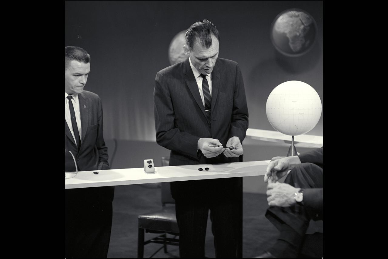 (L) Howard Larson (R) Dr Dean Chapman discuss tektite studies during news conference