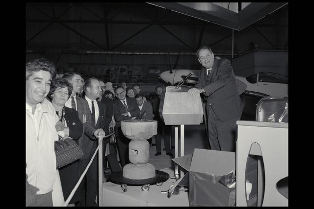NASA image: Harvey Allen at his Retirement Party at Ames.