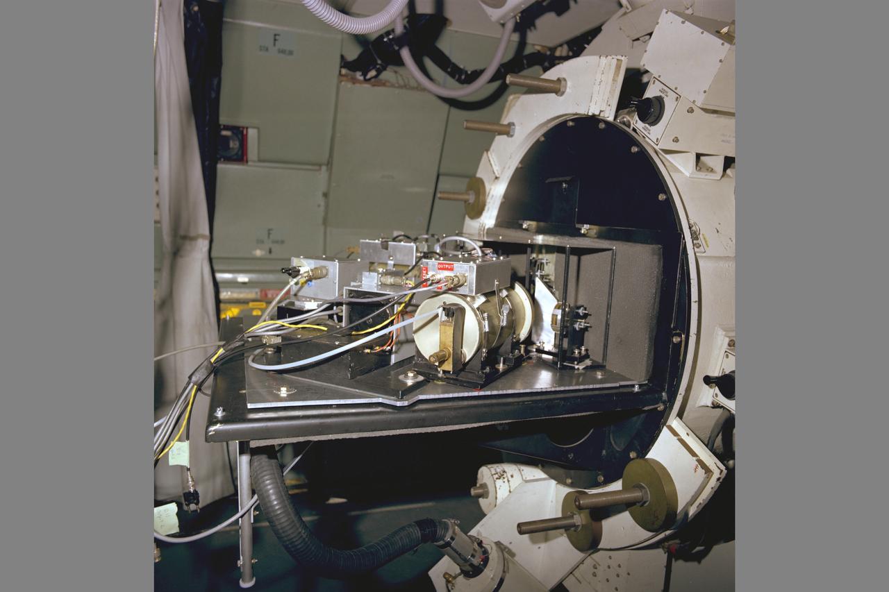 C-141 KAO experimenter Dr. Ted Hilgeman, University of Chicago package installed on telescope