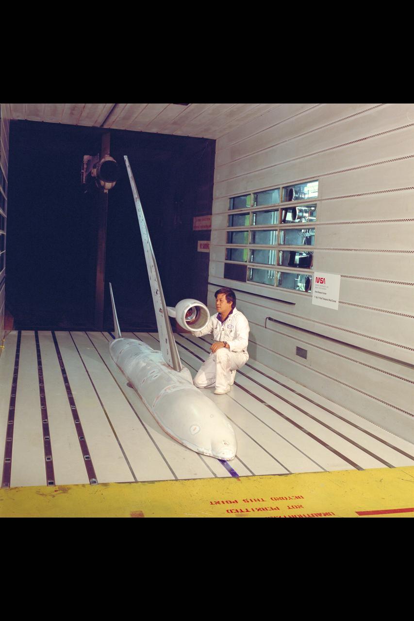 Boeing 777 Model 11ft W.T. Test-168 with Wind Tunnel technician Danny Ompoc