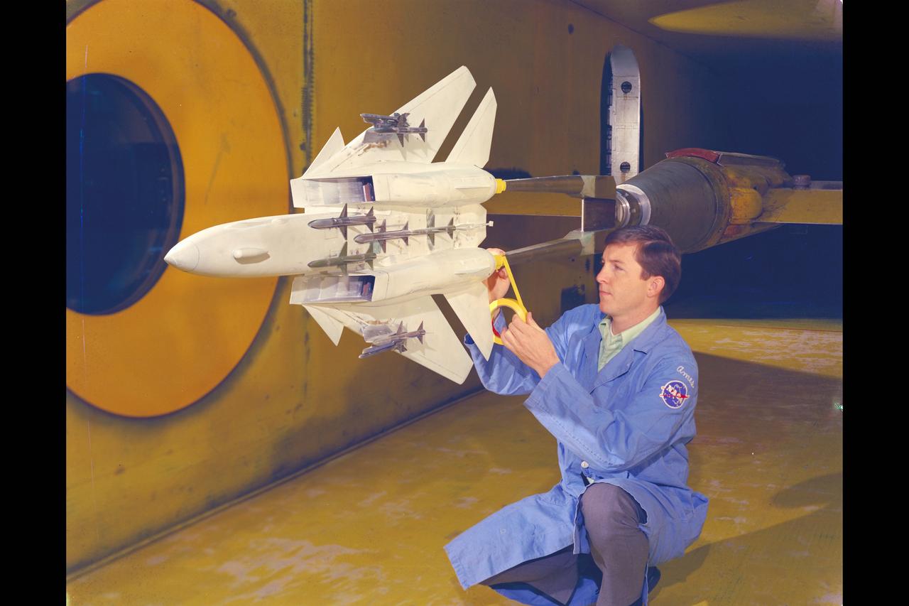 Grumman F-14A model: 9x7ft w.t. Test-97-446