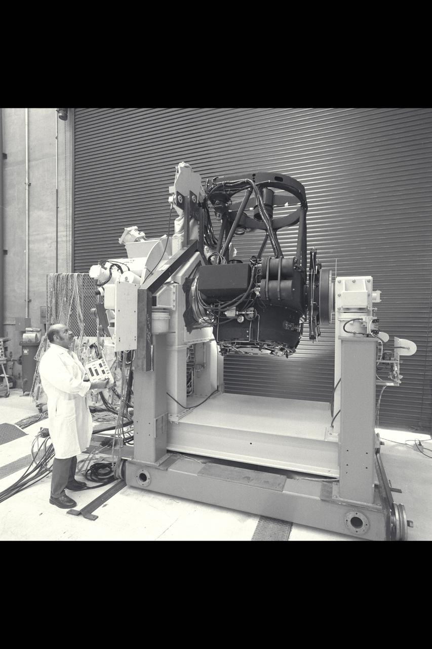 C-141 KAO TELESCOPE SYSTEM EQUIPMENT AND ASSEMBLY IN N-242. BOB KRAUS OF OWENS - ILLINOIS operating control paddle