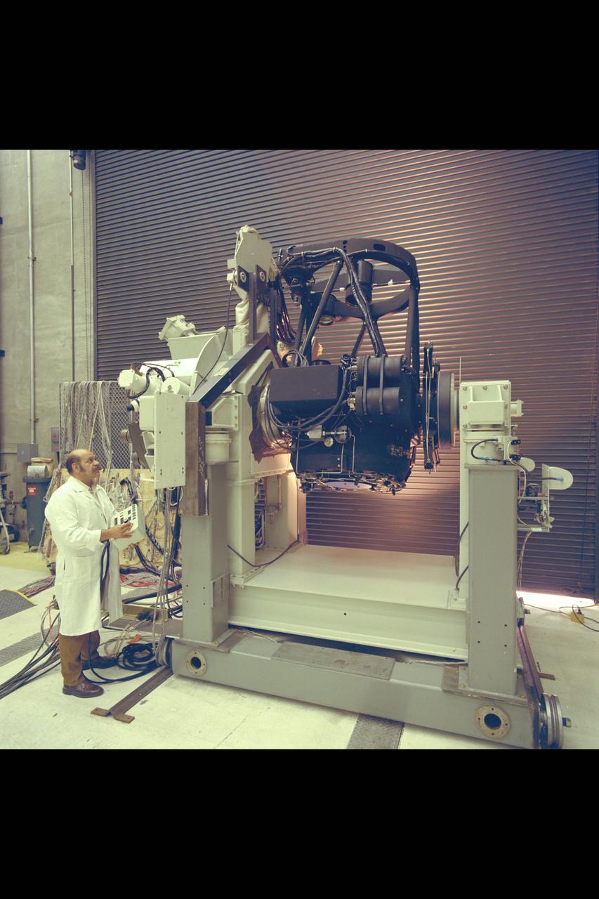 C-141 KAO TELESCOPE SYSTEM EQUIPMENT AND ASSEMBLY IN N-242. BOB KRAUS OF OWENS - ILLINOIS operating control paddle