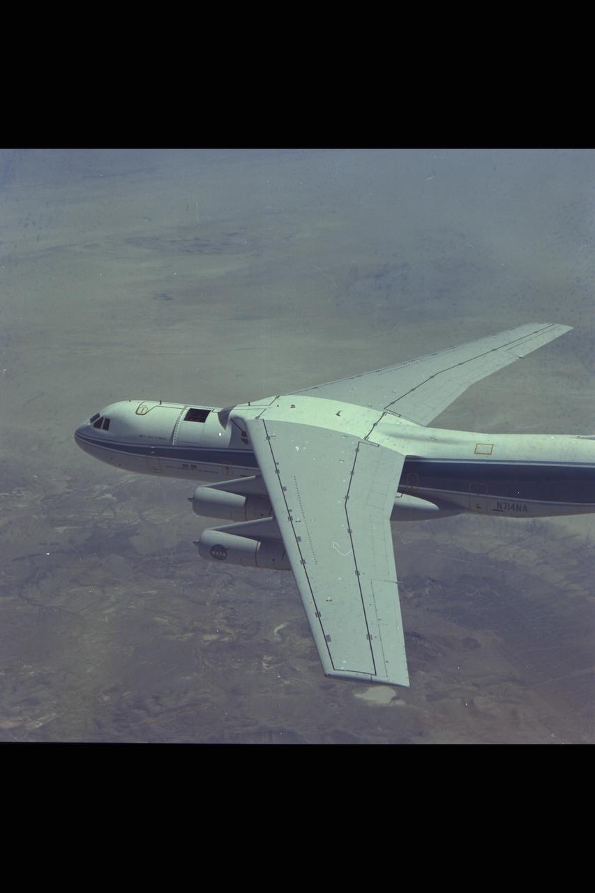 C-141 (NASA-714) Kuipter Airborne Observatory in flight, telescope hatch open