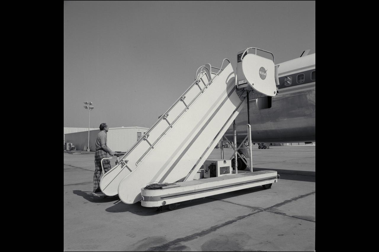 CV-990 Galileo II arrival at Ames after first expedition