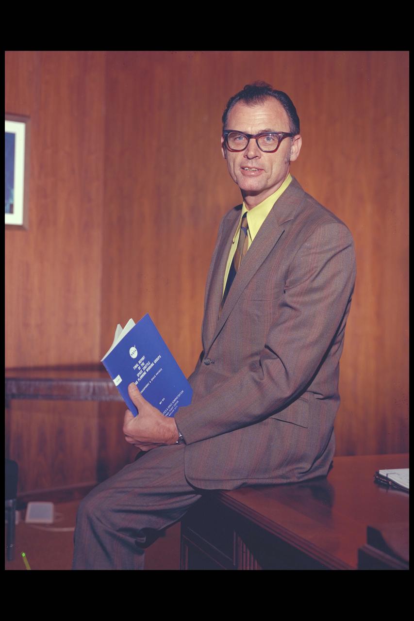 Portrait Dr. Dean Chapman in his office