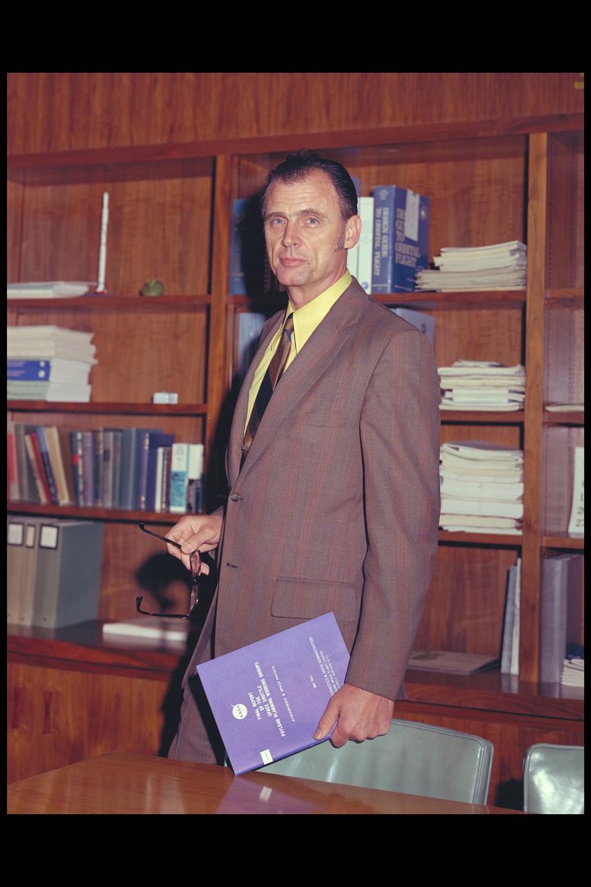 Portrait Dr. Dean Chapman in his office