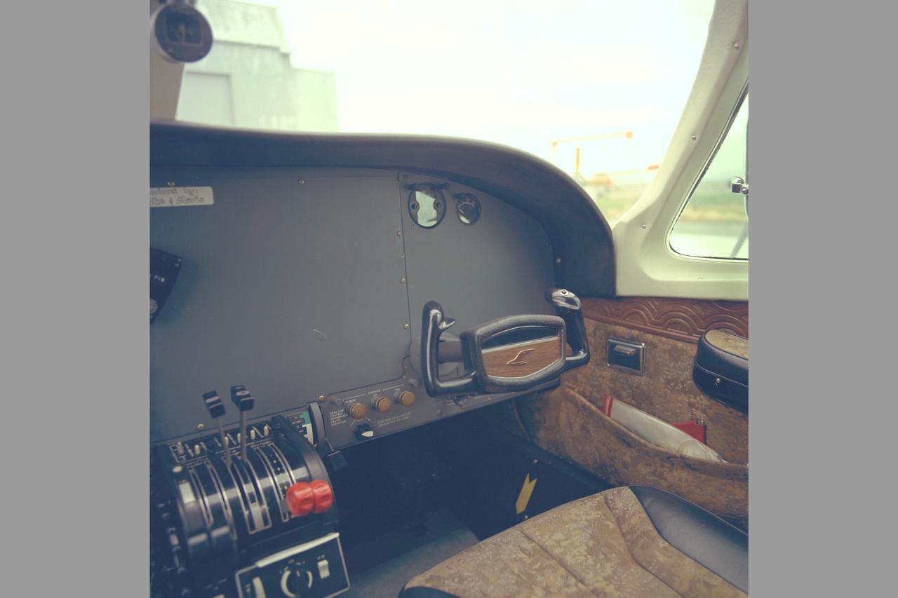 Cessna 402 cockpit