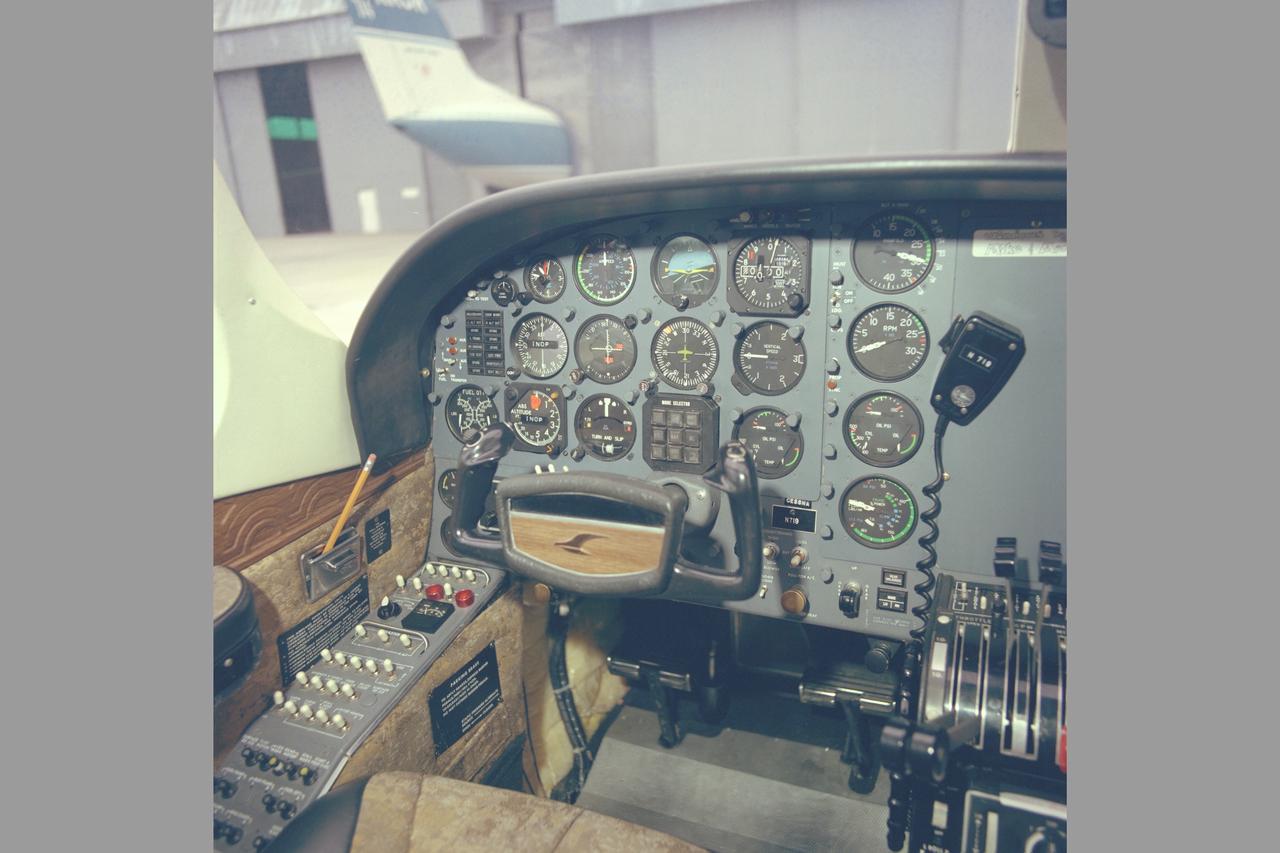 Cessna 402 cockpit
