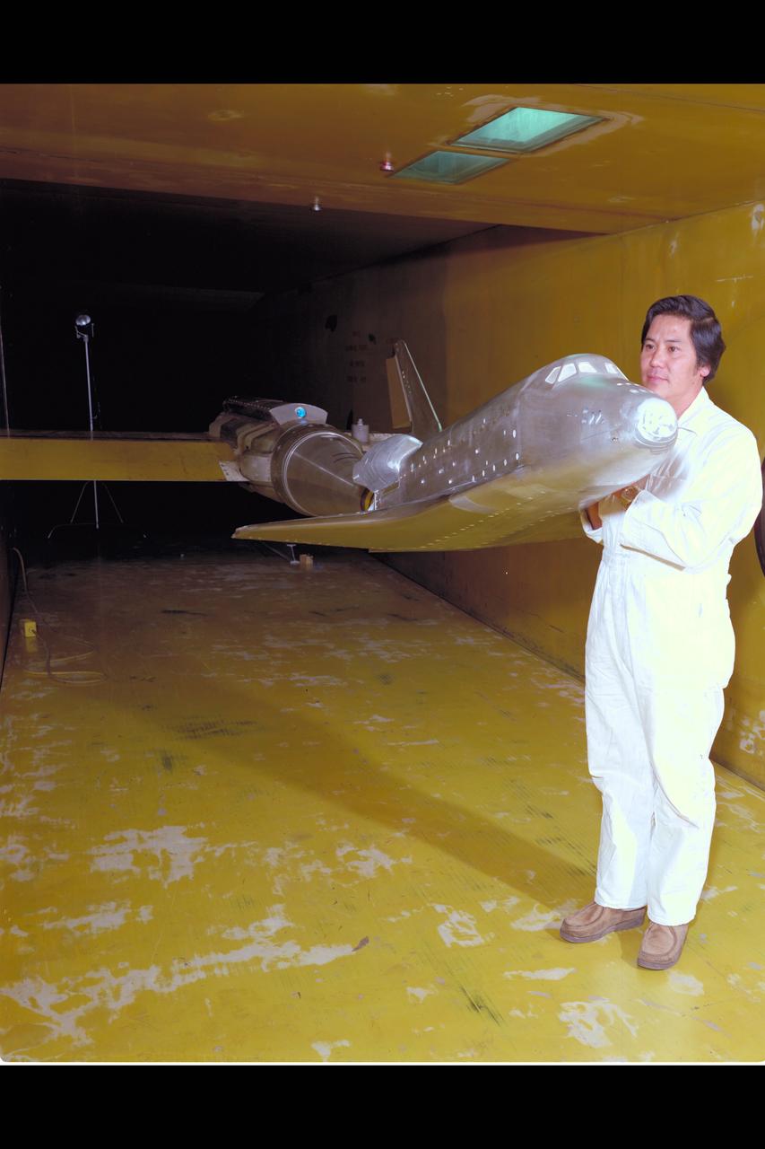 Straight Space Shuttle orbiter (OA-144) test-118 in 9x7ft w.t. with technician