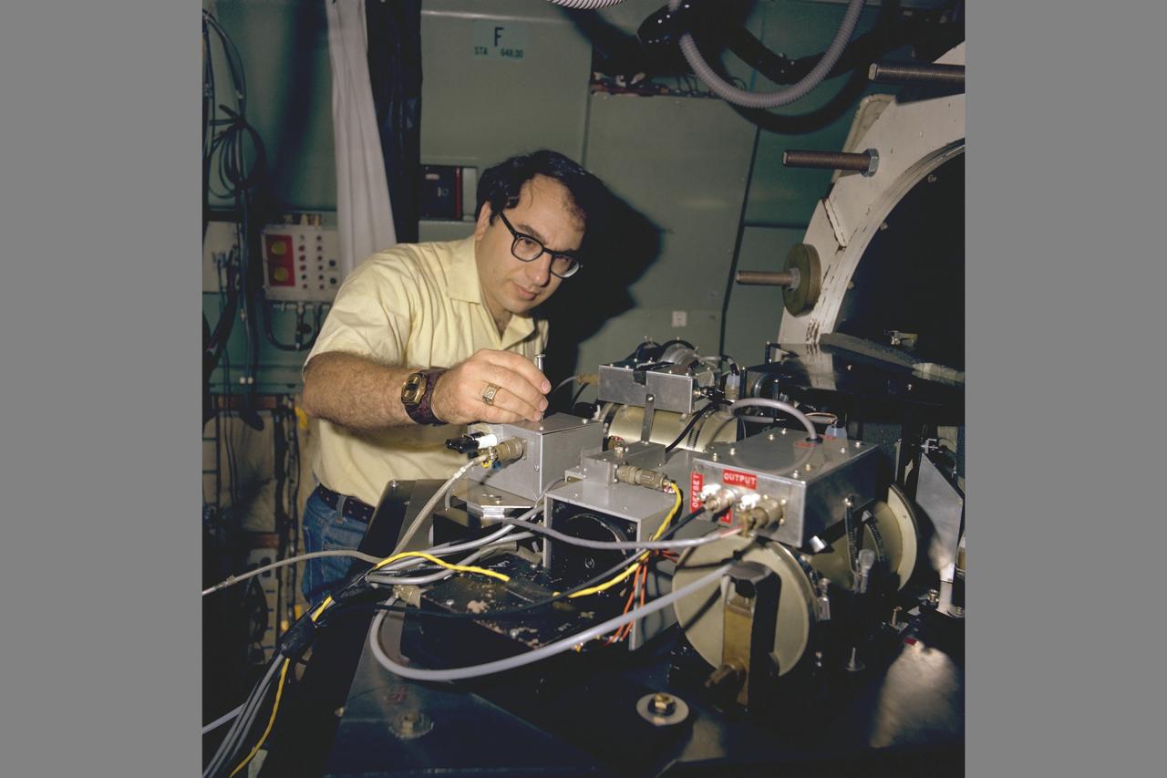 C-141 KAO experimenters package with Dr. Ted Hilgeman University of Chicago