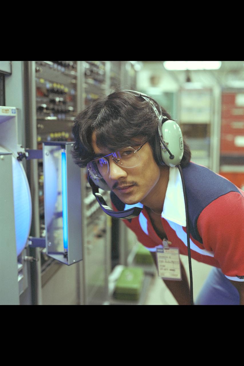 Recruiting Brochure: technician in 40x80ft w.t. control room