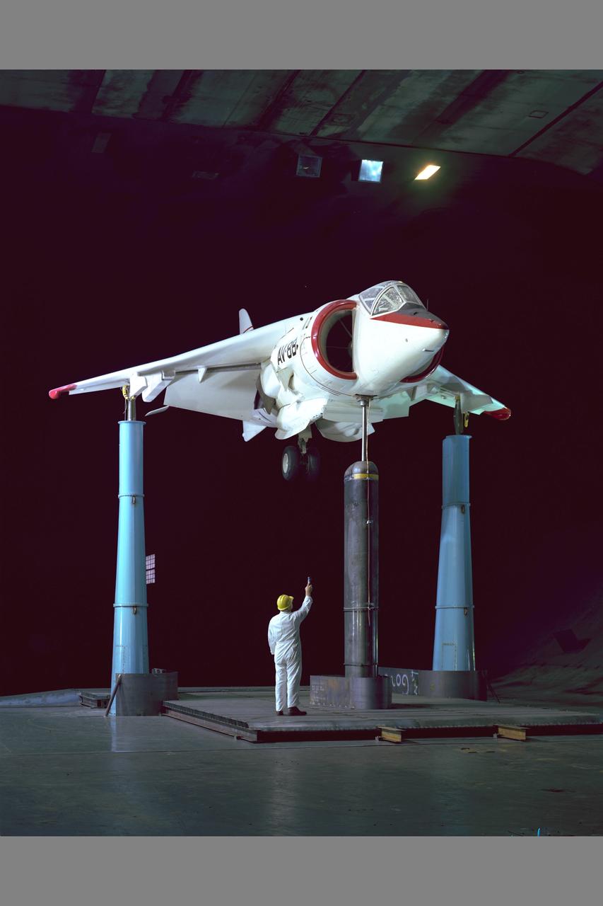 NASA/NAVAIR Marine AV-8B aircraft test-493 in 40x80ft. w.t.