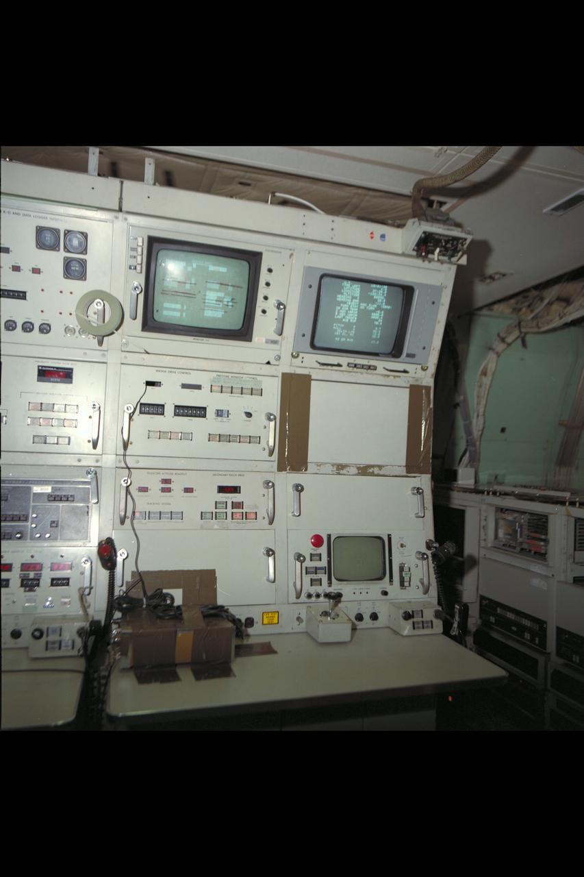 C-141 KAO: Cornell University, FAR Infrared Interferometer mission directors console