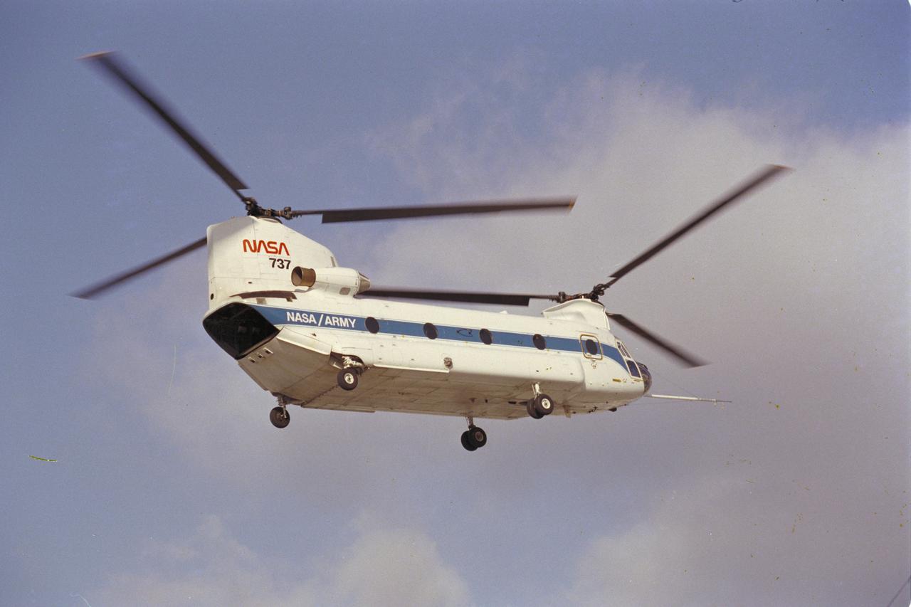 CH-47B (NASA-737) in flight.