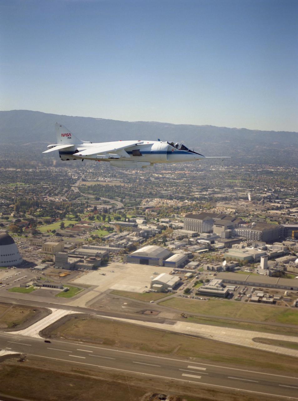 AV-8B (NASA 704) HARRIER IN FLIGHT OVER AMES RESEARCH CENTER, MOFFETT FEDERAL AIRFIELD, CA