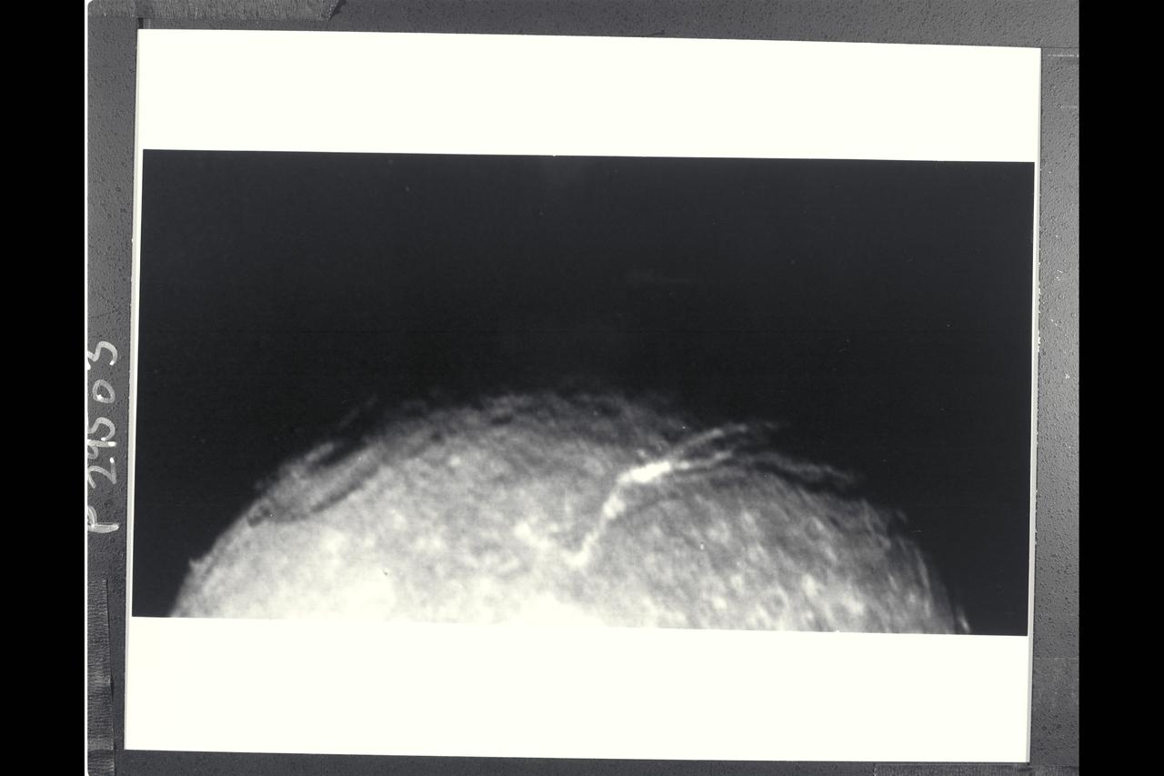 P29503 Moon (closeup) Voyager 2 flyby of Uranus