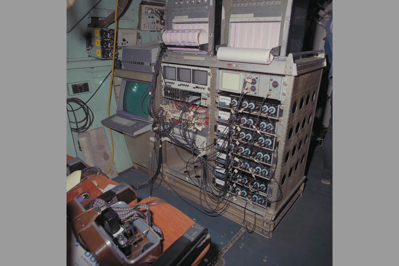 C-141 KAO NASA-714 University of Hawaii Seven-Chan photometer experiments data rack onboard airborne observatory
