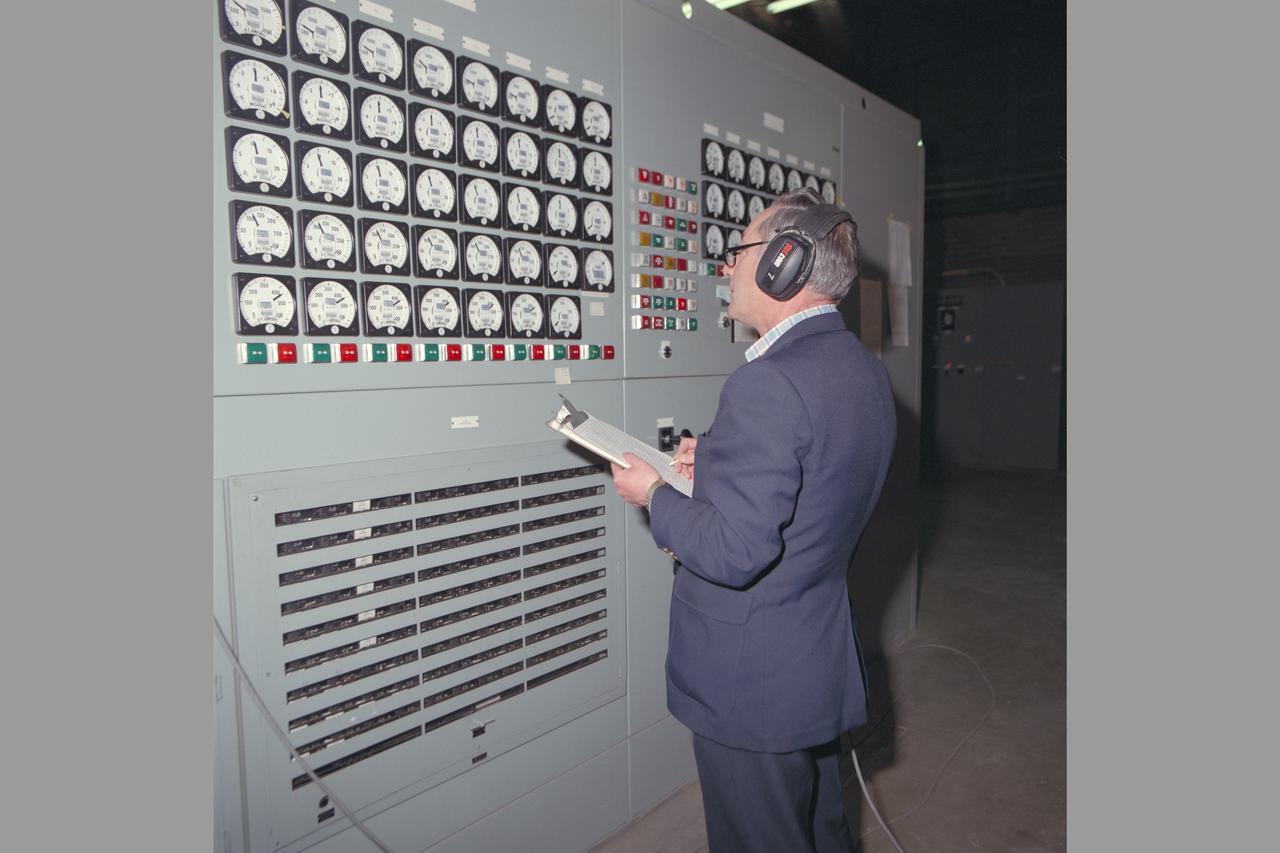 Intergrated Systems Test (IST) personnel; 40x80ft w.t. control room after NFAC modification.