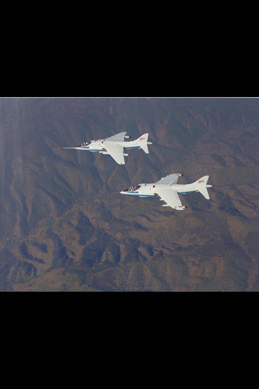 Harriers AV-8B (NASA-704) and AV-8C (NASA-719) in flight formation