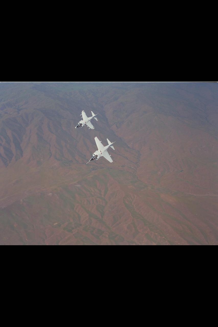 Harriers AV-8B (NASA-704) and AV-8C (NASA-719) in flight formation