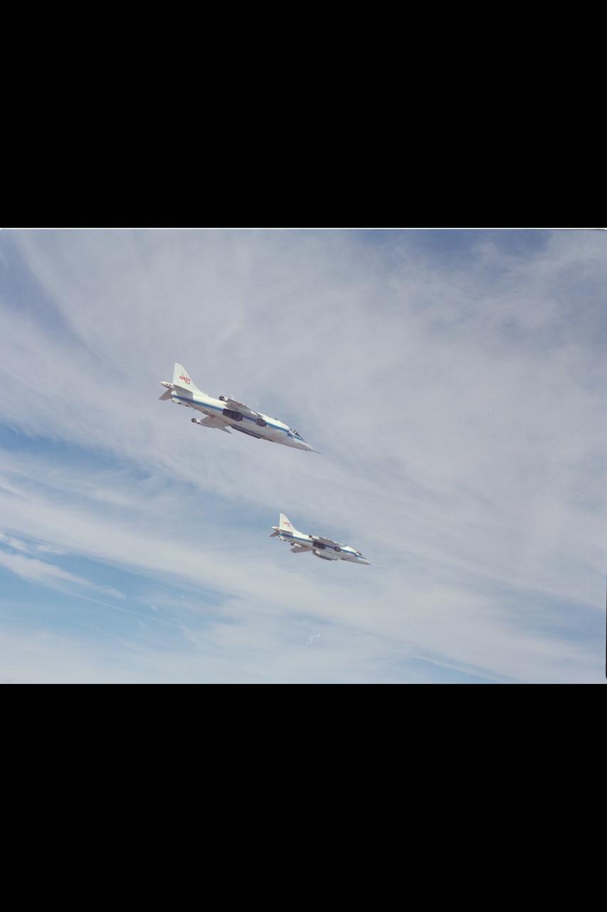 Harriers AV-8B (NASA-704) and AV-8C (NASA-719) in flight formation