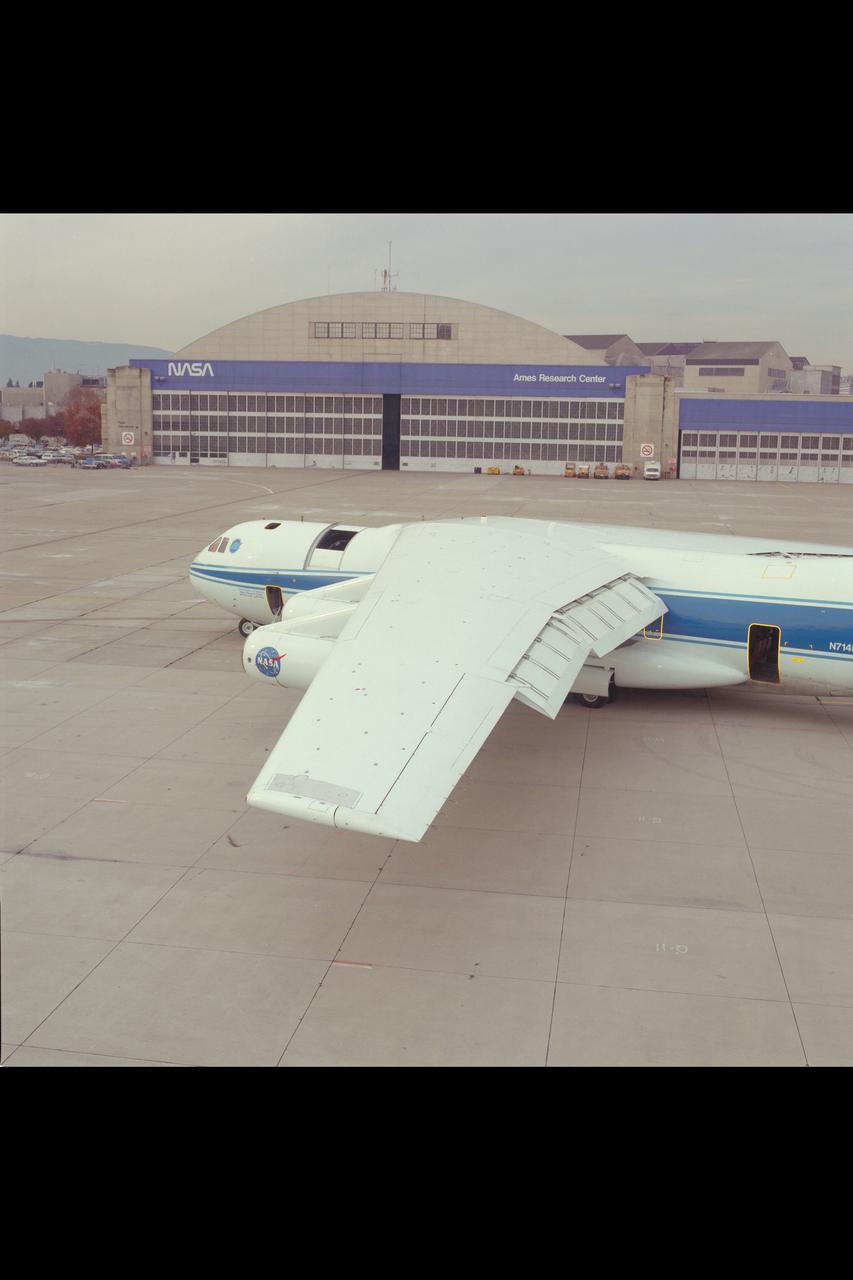 C-141 KAO (NASA-714) on ramp