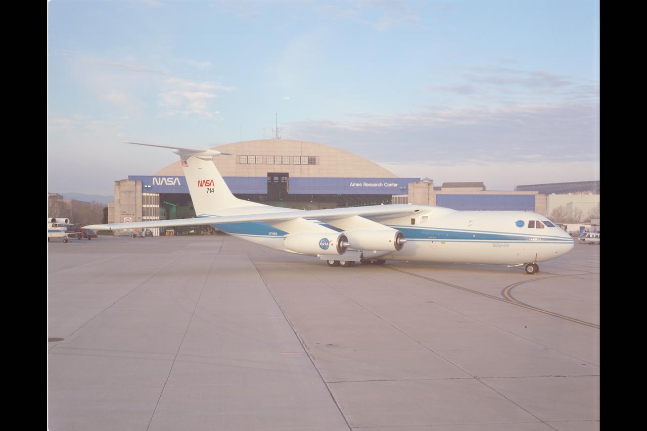 C-141 KAO (NASA-714) on ramp