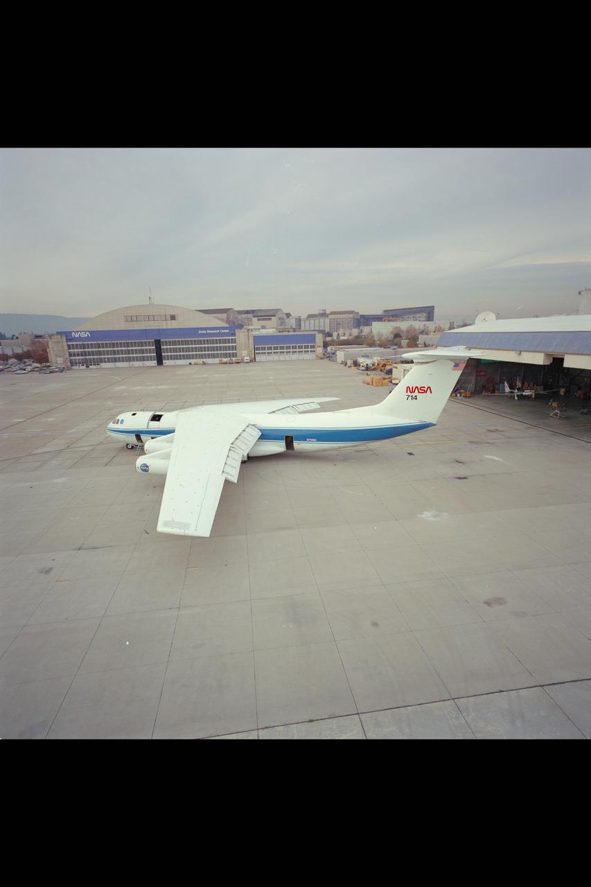 C-141 KAO (NASA-714) on ramp