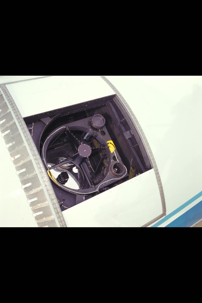 C-141 KAO (NASA-714) on ramp (Close-up of the telescope)