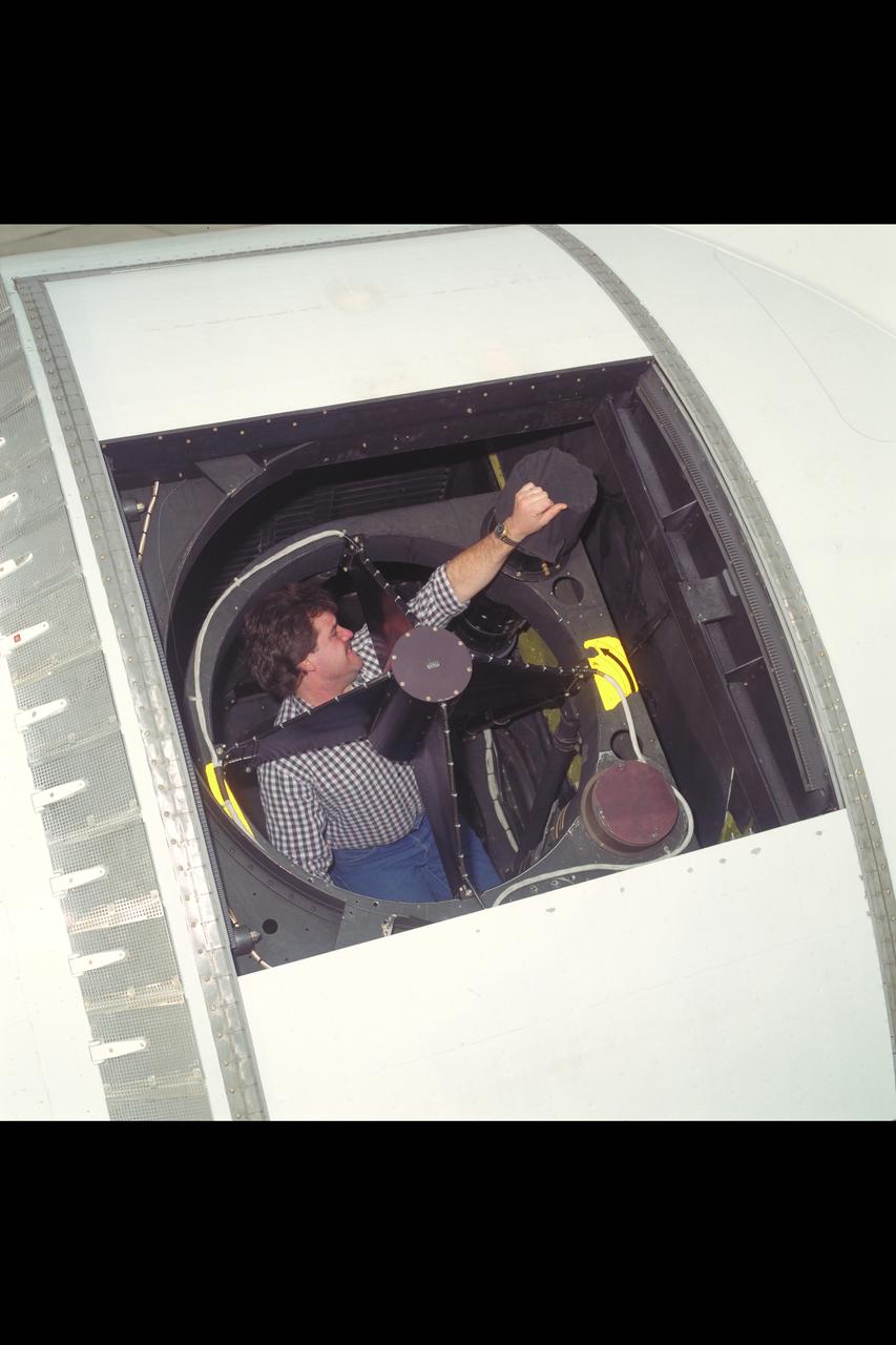 C-141 KAO (NASA-714) on ramp (Close-up of the telescope - with ground crew technician)