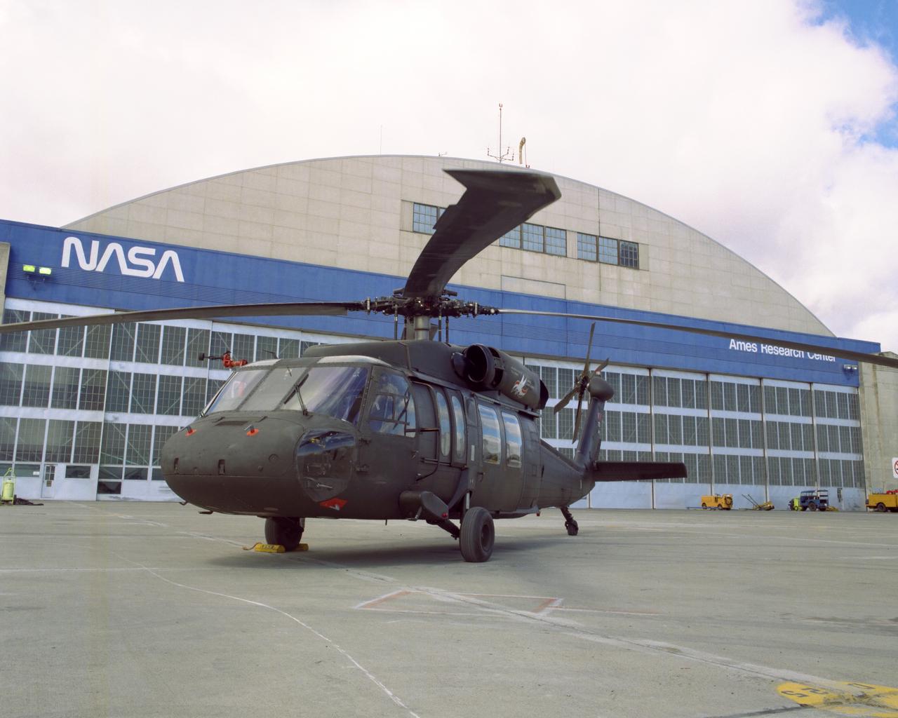 UH-60 NASA-750 in front of Ames hangar