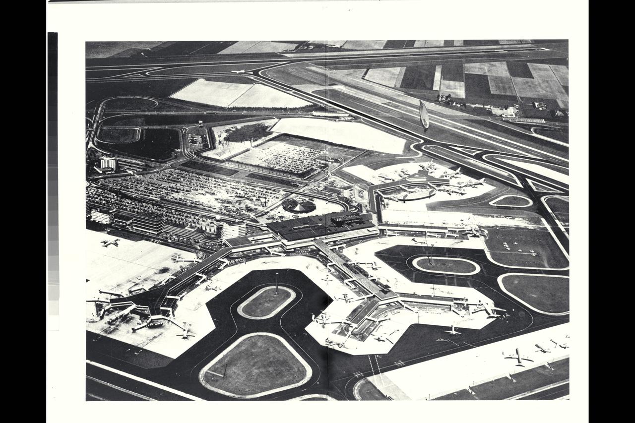 Artwork: N/A Flying Wing at Airport taxing to gate