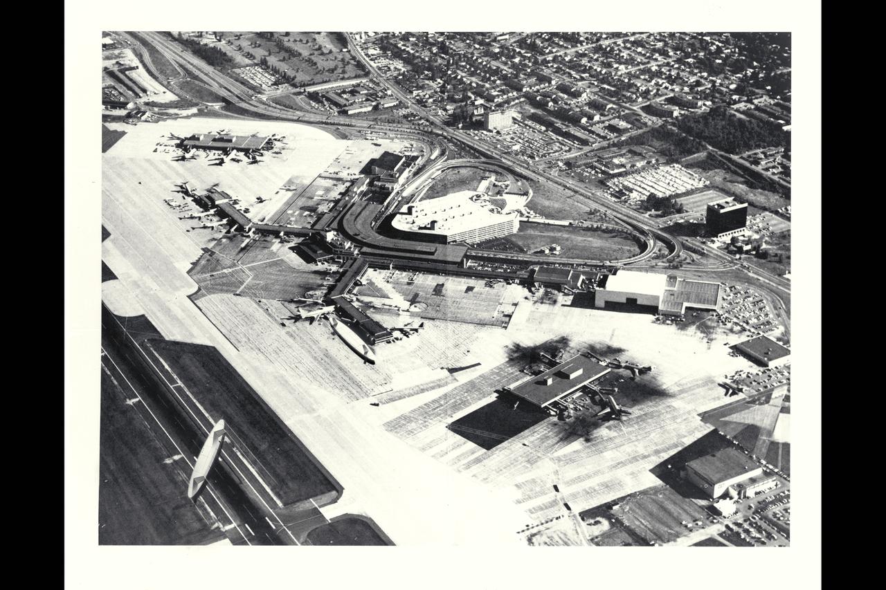 Artwork: N/A Flying Wing at Airport: approach on taxi way and at gate showing passenger loading concept