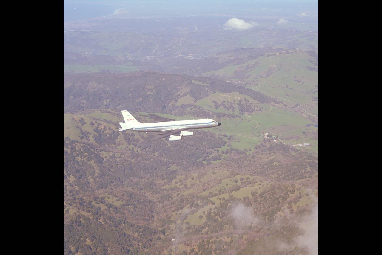 CV-990 (NASA-712) air to air view of flight up California coastline