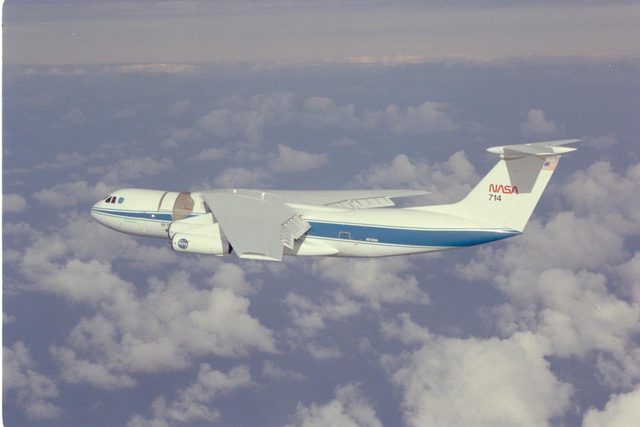 C-141 (NASA-714) in flight