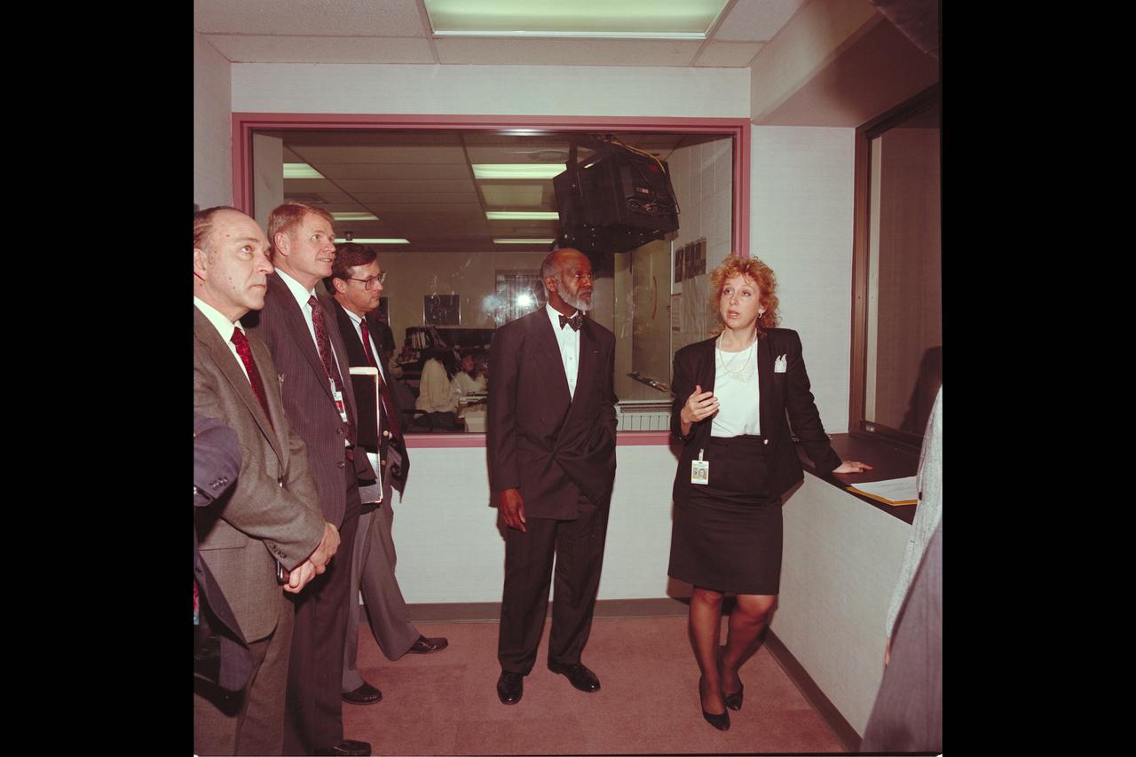 Dr Wesley Harris, NASA HQ tours VMS with Dale Compton and Vic Peterson Ames Director & Deputy Director